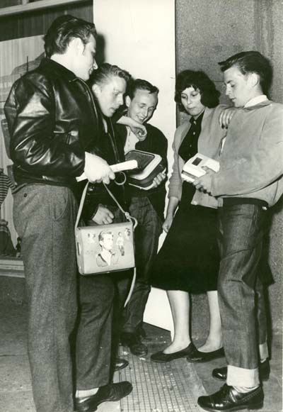 Jugendliche mit Kofferradio und James-Dean-Tasche 