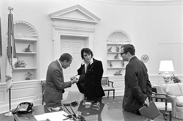 Nixon untersucht Elvis' Manschettenknöpfe.